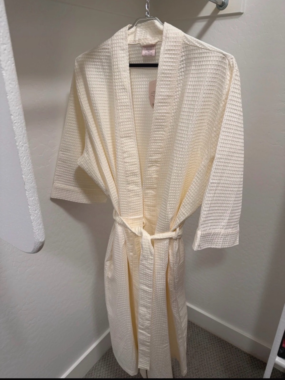 NWT Cabernet Woman Size 1X waffle-knit spa
bathrobe Winter White /Ivory